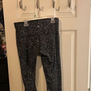 Women’s Lululemon black patterned leggings  Size 8